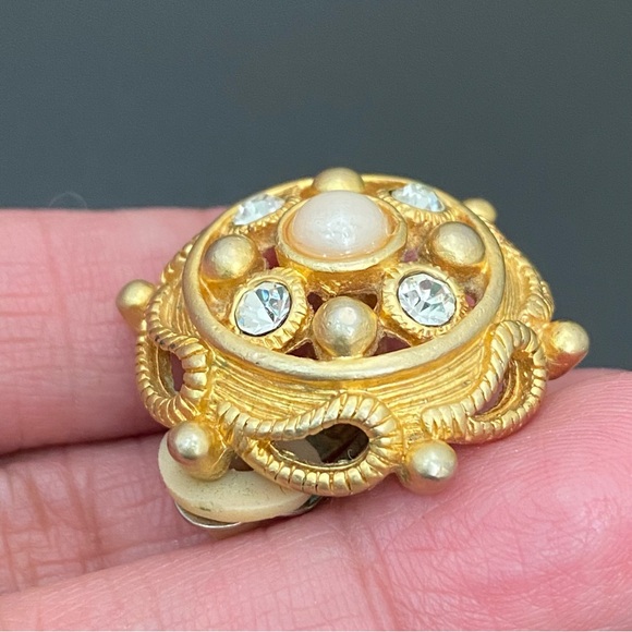 Vintage Unsigned Gold-tone Faux Pearl Rhinestones Dome Clip On Earrings 24g - Picture 11 of 13